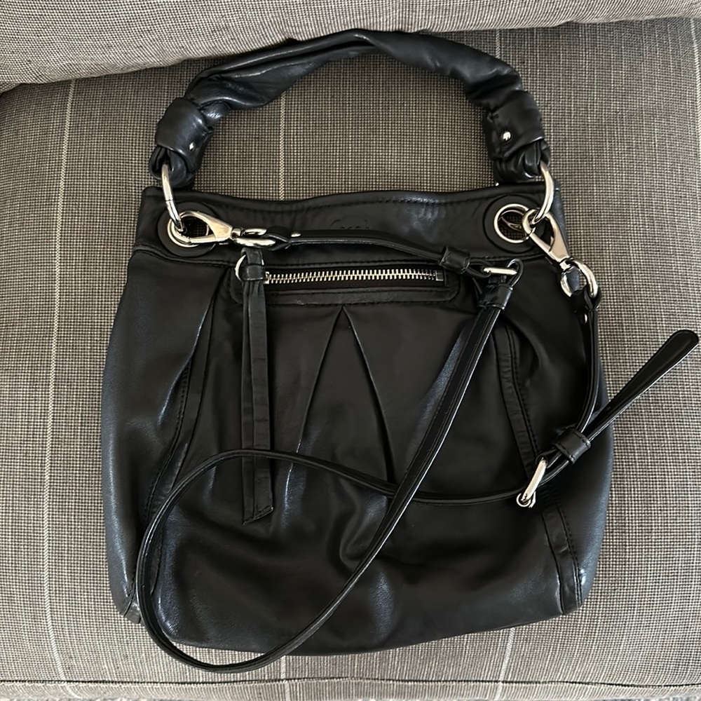 Coach purse with détachable long strap.